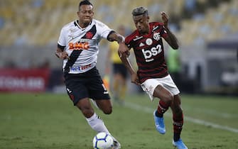 RIO DE JANEIRO, BRAZIL - NOVEMBER 13: Bruno Henrique of Flamengo and Fredy Guarin of Vasco compete for the ball during a match between Flamengo and Vasco as part of Brasileirao Seria A 2019 at Maracana Stadium on November 13, 2019 in Rio de Janeiro, Brazil. (Photo by Wagner Meier/Getty Images)