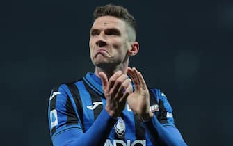 BERGAMO, ITALY - FEBRUARY 15:  Robin Gosens of Atalanta BC celebrates the victory at the end of the Serie A match between Atalanta BC and AS Roma at Gewiss Stadium on February 15, 2020 in Bergamo, Italy.  (Photo by Emilio Andreoli/Getty Images)