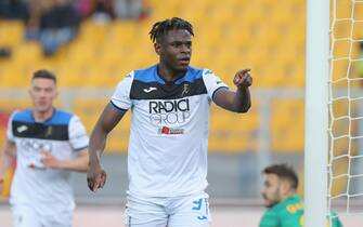 LECCE, ITALY - MARCH 01:  Duvan Zapata of Atalanta celebrates after scoring his team's 4th goal during the Serie A match between US Lecce and  Atalanta BC at Stadio Via del Mare on March 1, 2020 in Lecce, Italy.  (Photo by Maurizio Lagana/Getty Images)