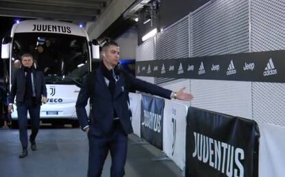 Ronaldo dà la mano ai tifosi immaginari. VIDEO