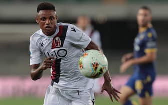 1163949941 VERONA, ITALY - AUGUST 25: Michael Kingsley of Bologna FC looks the ball during the Serie A match between Hellas Verona and Bologna FC at Stadio Marcantonio Bentegodi on August 25, 2019 in Verona, Italy. (Photo by Emilio Andreoli/Getty Images)