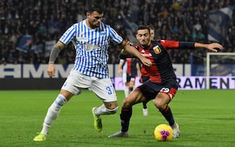 FERRARA, ITALY - NOVEMBER 25: Andrea Petagna of SPAL competes for the ball with Francesco Cassata of Genoa CFC  during the Serie A match between SPAL and Genoa CFC at Stadio Paolo Mazza on November 25, 2019 in Ferrara, Italy.  (Photo by Alessandro Sabattini/Getty Images)