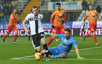 PARMA, ITALY - JANUARY 13: Dejan Kulusevski of Parma Calcio competes for the ball with Gabriel of US Lecce during the Serie A match between Parma Calcio and US Lecce at Stadio Ennio Tardini on January 13, 2020 in Parma, Italy.  (Photo by Alessandro Sabattini/Getty Images)