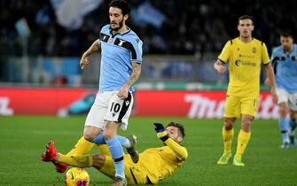 ROME, ITALY - FEBRUARY 05: Luis Alberto of SS Lazio controls the ball during the Serie A match between SS Lazio and Hellas Verona at Stadio Olimpico on February 05, 2020 in Rome, Italy. (Photo by Marco Rosi/Getty Images)