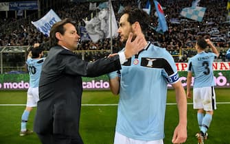 PARMA, ITALY - FEBRUARY 09:  Head coach Simone Inzaghi and Marco Parolo of SS Lazio celebrate victory after the Serie A match between Parma Calcio and  SS Lazio at Stadio Ennio Tardini on February 09, 2020 in Parma, Italy. (Photo by Marco Rosi/Getty Images)