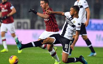 PARMA, ITALY - DECEMBER 01: Hernani of Parma Calcio competes for the ball with  Ismael Bennacer of AC Milan during the Serie A match between Parma Calcio and AC Milan at Stadio Ennio Tardini on December 1, 2019 in Parma, Italy.  (Photo by Alessandro Sabattini/Getty Images)