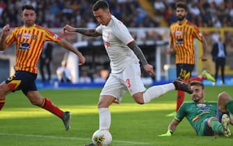 Juventus' Italian forward Federico Bernardeschi (C) shoots on goal after outrunning Lecce's Brazilian goalkeeper Gabriel (R) during the Italian Serie A footbal match Lecce vs Juventus on October 26, 2019 at the Stadio Comunlae Via del Mare in Lecce. (Photo by Alberto PIZZOLI / AFP) (Photo by ALBERTO PIZZOLI/AFP via Getty Images)