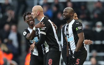 NEWCASTLE UPON TYNE, ENGLAND - NOVEMBER 30: Jonjo Shelvey of Newcastle United celebrates scoring his team's second goal during the Premier League match between Newcastle United and Manchester City at St. James Park on November 30, 2019 in Newcastle upon Tyne, United Kingdom. (Photo by Ian MacNicol/Getty Images)