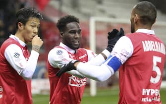REIMS, FRANCE - NOVEMBER 30: Boulaye Dia of Reims celebrates his goal tying the game 1-1 at the last minute between Hyunjun Suk aka Hyun-jun Suk and Yunis Abdelhamid during the Ligue 1 match between Stade de Reims and Girondins de Bordeaux at Stade Auguste Delaune on November 30, 2019 in Reims, France. (Photo by Jean Catuffe/Getty Images)