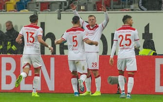 DUESSELDORF, GERMANY - DECEMBER 22: (BILD ZEITUNG OUT) Rouwen Hennings of Fortuna Duesseldorf celebrates after scoring his team's first goal with team mates during the Bundesliga match between Fortuna Duesseldorf and 1. FC Union Berlin at Merkur Spiel-Arena on December 22, 2019 in Duesseldorf, Germany. (Photo by TF-Images/Getty Images)