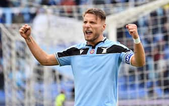 ROME, ITALY - JANUARY 18:  Ciro Immobile of SS Lazio celebrates after scoring the second goal from a penalty during the Serie A match between SS Lazio and  UC Sampdoria at Stadio Olimpico on January 18, 2020 in Rome, Italy.  (Photo by Marco Rosi/Getty Images)