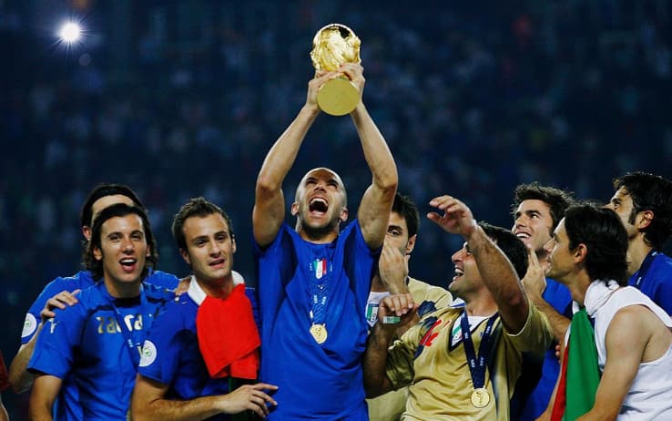 Del Piero alza la Coppa del Mondo dopo la finale vinta contro la Francia a Berlino