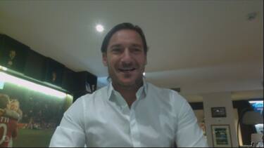 Totti, 'gufata' col sorriso alla Lazio. VIDEO