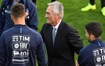 Gabriele Gravina FIGC president  speaks with players during a training session at Coverciano Sport Center, Florence  12 November 2018.  ANSA/CLAUDIO GIOVANNINI