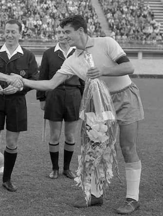  Incontro di Coppa Italia tra Lazio e Torino in una foto del 1960. I due capitani, Bearzot (S) e Janic si salutano. ANSA ARCHIVIO