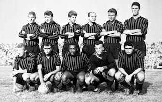 La formazione del Milan 1962-63: in piedi da sinistra, Radica, Altafii, Rivera, Sani, David, Maldini;  in ginocchio da sinistra: Trapattoni, Trebbi, Germano, Ghezzi, Mora.
ANSA