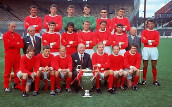 Jul 1968:  The Manchester United squad including George Best, Bobby Charlton, Nobby Stiles and Dennis Law line up with manager Matt Busby and the European Cup. United won the trophy after defeating Benfica at Wembley. \ Mandatory Credit: Allsport Hulton/Archive