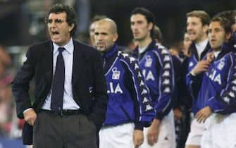 Italy's team coach Dino Zoff (L) gives instructions to his players on the sidelines during the Euro-2000 soccer championships at Feijenoord stadium in Rotterdam, 02 July 2000. France defeated Italy 2-1 in extra time.
AFP PHOTO/PHILIPPE HUGUEN        (Photo credit should read PHILIPPE HUGUEN/AFP via Getty Images)