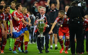 LONDON, ENGLAND - MAY 25:  Head Coach Jupp Heynckes of Bayern Muenchen holds the trophy after winning the UEFA Champions League final match against Borussia Dortmund at Wembley Stadium on May 25, 2013 in London, United Kingdom.  (Photo by Laurence Griffiths/Getty Images)