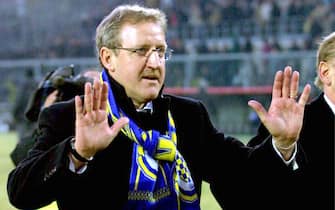 I28 - 20020106 - BERGAMO, ITALY: Coach of Chievo Verona Luigi Del Neri gives instructions to his players during an Italian Serie A soccer match against Atalanta Verons in Bergamo on Sunday 06 January 2002. Amazing Serie A debutant Chievo won 2-1 and placed third with 32 points at the end of the first half of the 2001-2002 Italian championships.  EPA PHOTO  ANSA/MAGNI/pal-fob