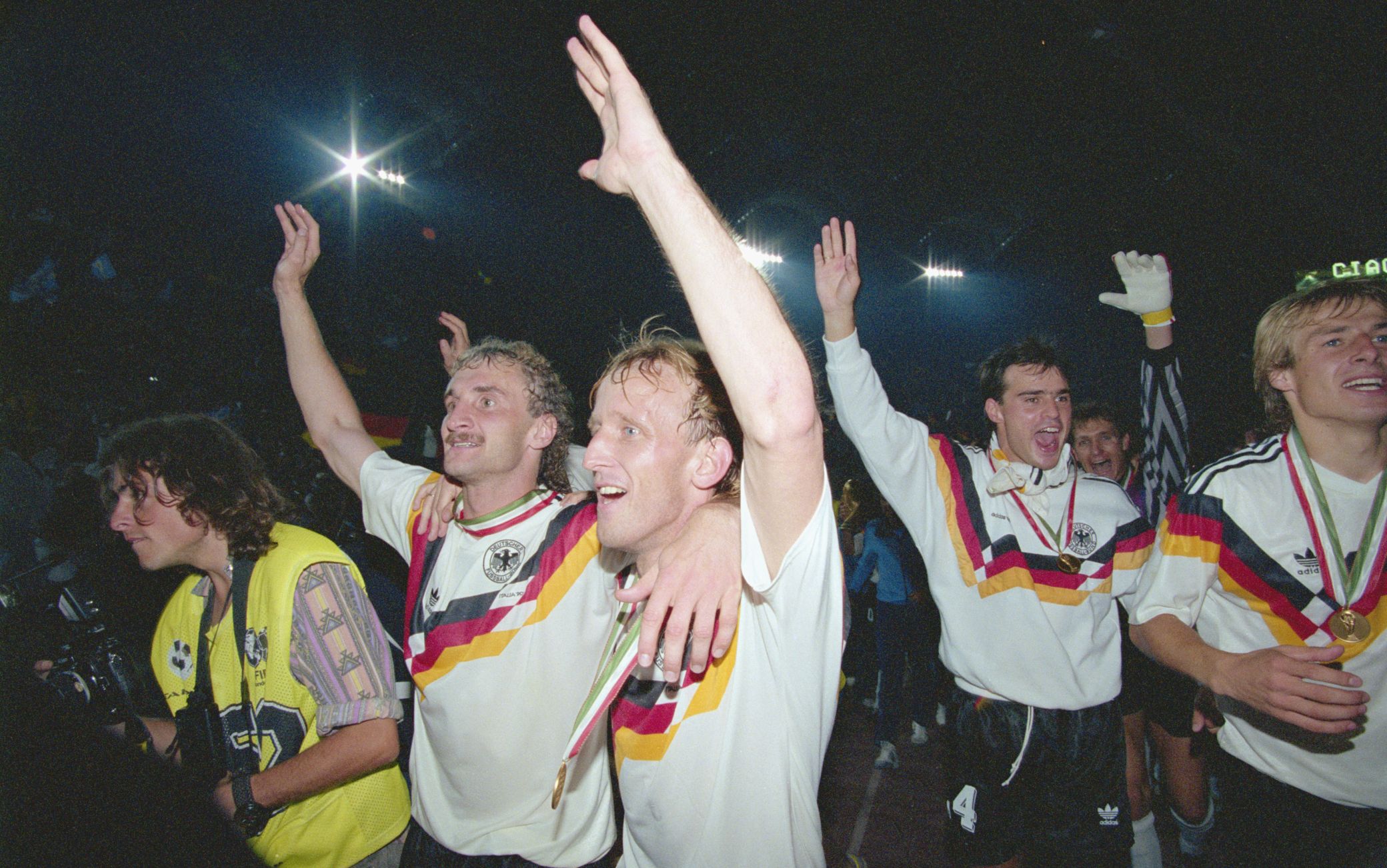 Rudi Völler, Andreas Brehme, Juergen Kohler, Bodo Illgner e Juergen Klinsmann festeggiano il Mondiale 1990 Rudi Voeller, Andreas Brehme, Juergen Kohler, Bodo Illgner e Juergen Klinsmann festeggiano il Mondiale 1990