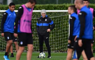 Atalanta's Italian head coach Gian Piero Gasperini (C) supervises a training session on the eve of the UEFA Champions League Group C football match Atalanta Bergamo vs Manchester City on November 5, 2019 at the Bortolotti Sports Center in Cisano. (Photo by Miguel MEDINA / AFP) (Photo by MIGUEL MEDINA/AFP via Getty Images)