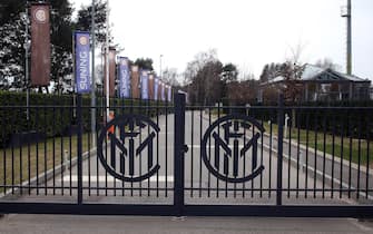 The entrance gates closed at Fc Inter training center Pinetina in Appiano Gentile, Como, Italy, 12 March 2020. 
after the news of the Juventus player Daniele Rugani's positivity to the coronavirus, all players players, but also technical staff, managers, members of the media area have been quarantined in their homes. The 14-day quarantine was calculated starting from the evening of Juve-Inter, played on 8 March in Turin. ANSA / MATTEO BAZZI