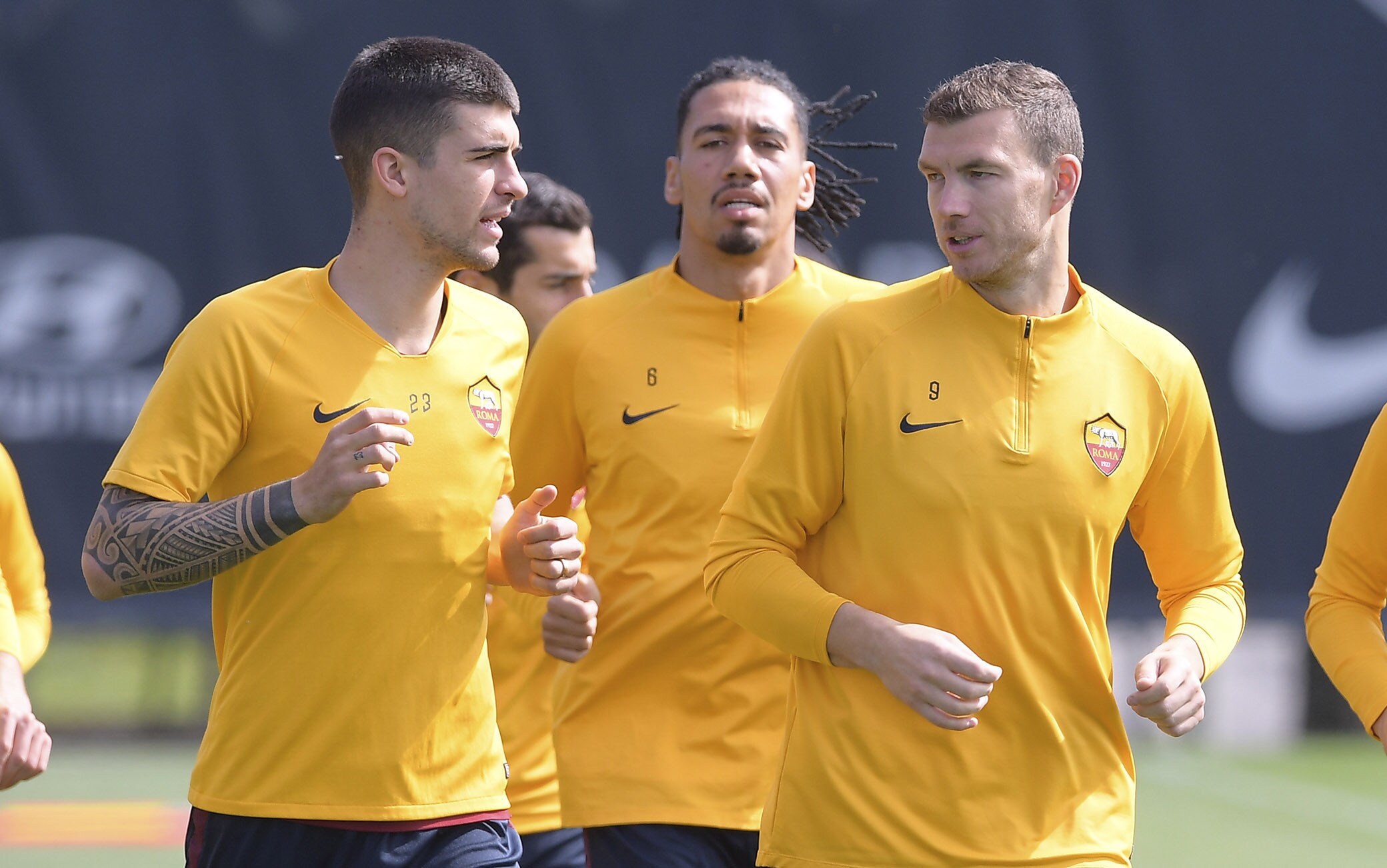 Roma I Giocatori Rinunciano A 4 Mesi Di Stipendio E Aiutano I Dipendenti Sky Sport