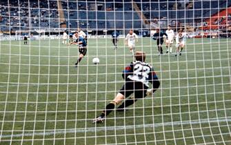 © Lapresse
archivio storico
sport
calcio
Milano 15-05-1997
Inter - Reggiana
nella foto: Djorkaeff sbaglia un rigore.
BUSTA 1954