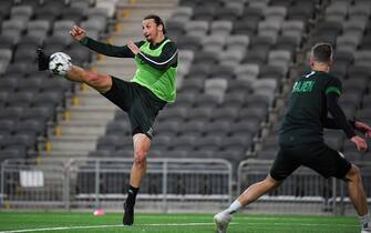 AC Milan's Swedish forward Zlatan Ibrahimovic (L)  takes part in a training session of Swedish league team Hammarby IF at Tele 2 Arena on April 17, 2020 in Stockholm. (Photo by Jonathan NACKSTRAND / AFP) (Photo by JONATHAN NACKSTRAND/AFP via Getty Images)