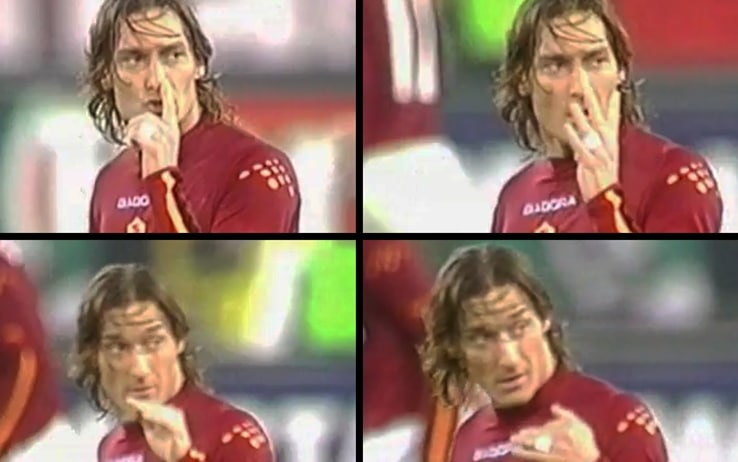 Il famoso gesto di Totti al termine di Roma-Juve del febbraio 2004 Il famoso gesto di Totti al termine di Roma-Juve del febbraio 2004