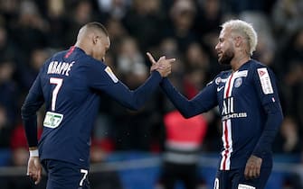 epa08113226 Paris Saint Germain's Kylian Mbappe (L) celebrates scoring the 6-1 lead with teammate Neymar Jr (R) during the French Ligue Cup quarter final soccer match between PSG and Saint-Etienne at the Parc des Princes stadium in Paris, France, 08 January 2020.  EPA/YOAN VALAT