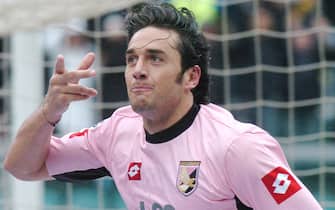 Luca Toni, all'epoca attaccante del Palermo, esulta dopo aver siglato il goal del 2-0 alla Roma in una immagine del 27 febbraio 2005.ANSA/MIKE PALAZZOTTO