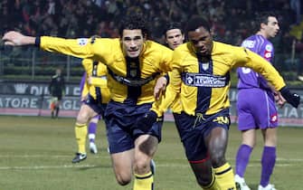 20060212-PARMA-SPR:CALCIO: PARMA-FIORENTINA.Simplicio (d) esulta con Corradi dopo avere realizzato il gol dell'1-0 per il Parma oggi allo stadio 'Tardini' di Parma.GIORGIO BENVENUTI/ANSA