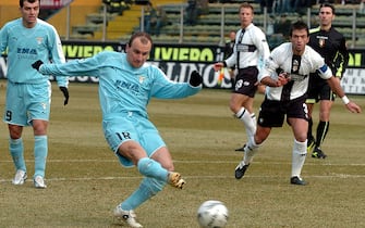 20060115-PARMA-SPR:CALCIO: PARMA-LAZIO.Rocchi realizza il gol dell'1-0 per la Lazio oggi allo stadio 'Tardini' di Parma.GIORGIO BENVENUTI/ANSA