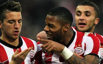 ROTTERDAM, NETHERLANDS - APRIL 08:  Jeremain Lens (C) of PSV is congratulated by team mates after he scores the third goal of the game then points at Dries Mertens (L) who chipped his front teeth during the Dutch Cup Final between PSV Eindhoven and SC Heracles Almelo at Feijenoord Stadion on April 8, 2012 in Rotterdam, Netherlands.  (Photo by Dean Mouhtaropoulos/Getty Images)