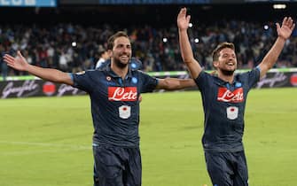 SSC Napoli's forward Gonzalo Higuain (l) exults with teammate Dries Mertens after scoring the goal of 6-2, his third, and the last in this match, during the italian serie A soccer match Napoli-Hellas Verona at San Paolo stadium, Naples, 26 October 2014. ANSA / CIRO FUSCO