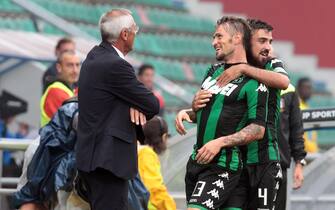 Sassuolo's Antonio Floro Flores jubilates with his teammate Francesco Magnanelli after scoring the goal during the Italian Serie A soccer match US Sassuolo vs Atalanta at Mapei Stadium in Reggio Emilia,Italy, 13 September 2015.ANSA/ELISABETTA BARACCHI