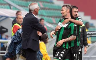 Sassuolo's Antonio Floro Flores jubilates with his teammate Francesco Magnanelli after scoring the goal  during the Italian Serie A soccer match US Sassuolo vs Atalanta at Mapei Stadium in Reggio Emilia,Italy, 13 September 2015.ANSA/ELISABETTA BARACCHI
