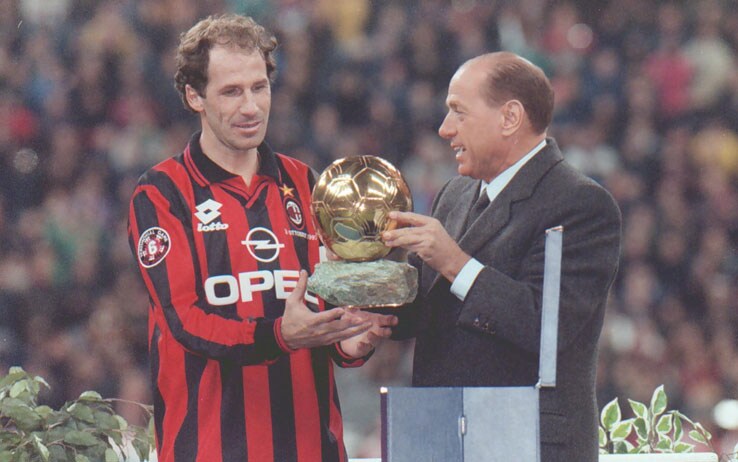 28 ottobre 1997, Franco Baresi dà l'addio al calcio. Nell'occasione, il presidente Berlusconi gli consegna il "suo" Pallone d'Oro, "per colmare l'unico vuoto rimasto in una bacheca stracarica di trofei" Franco Baresi e Silvio Berlusconi