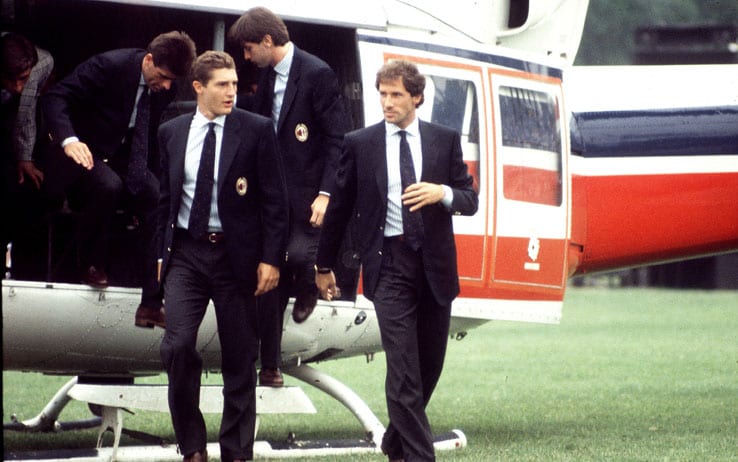 Stagione 1986-87: Franco Baresi e i giocatori del Milan scendono dall'elicottero sul terreno dell'Arena di Milano durante la presentazione della squadra, in grande stile, come voluto da Berlusconi, che ha rilevato il club da pochi mesi Baresi