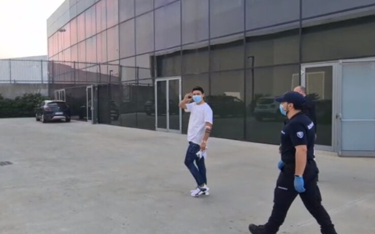 Dybala saluta al momento della sua uscita dal J Medical