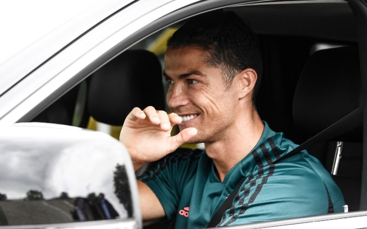 Cristiano Ronaldo all'uscita dalla Continassa poco prima delle 12.30 Cristiano