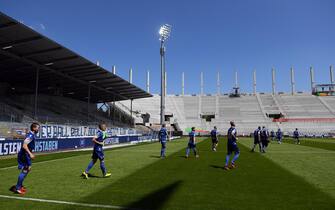 epa08425469 Players of Karlsruhe enter the pitch prior to the German Bundesliga second division soccer match between Karlsruher SC and SV Darmstadt 98 at Wildparkstadion in Karlsruhe, Germany, 16 May 2020. The Bundesliga and Second Bundesliga is the first professional league to resume the season after the nationwide lockdown due to the ongoing Coronavirus (COVID-19) pandemic. All matches until the end of the season will be played behind closed doors.  EPA/Matthias Hangst / POOL DFL regulations prohibit any use of photographs as image sequences and/or quasi-video.