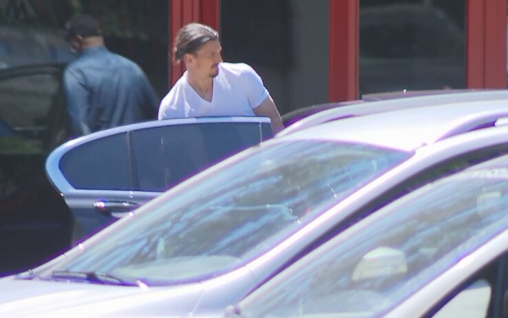 Ibrahimovic lascia Milanello senza stampelle (foto SKY) Ibrahimovic lascia Milanello senza stampelle (foto SKY)