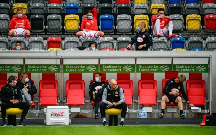 Il distanziamento sulle panchine della Bundesliga Il distanziamento sulle panchine della Bundesliga