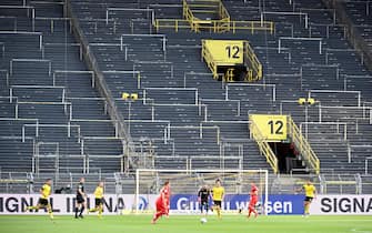 GERMANY SOCCER BUNDESLIGA epa08445348 Joshua Kimmich (C-L) and Dortmund's Mats Hummels (C-R) in action during the German Bundesliga soccer match between Borussia Dortmund and FC Bayern Munich at Signal Iduna Park in Dortmund, Germany, 26 May 2020. EPA/Federico Gambarini / POOL DFL regulations prohibit any use of photographs as image sequences and/or quasi-video.