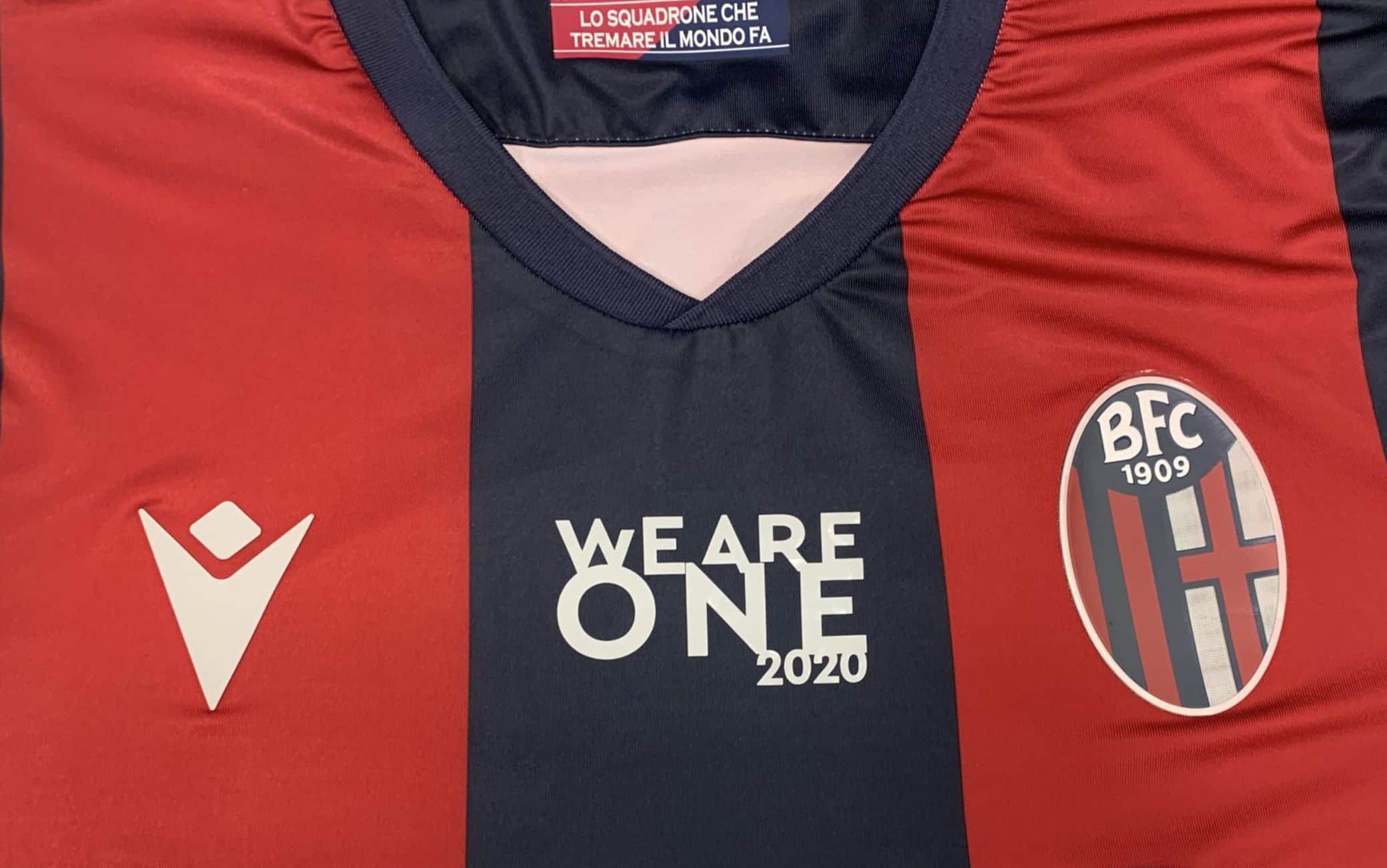 La patch "WeAreOne 2020" sulla maglietta rossoblù - Foto Bologna sito ufficiale