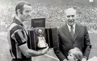 Giuseppe Meazza con il centrocampista dell'Inter Mario Corso durante una premiazione allo stadio San Siro di Milano, in una immagine di archivio.
ANSA/ARCHIVIO