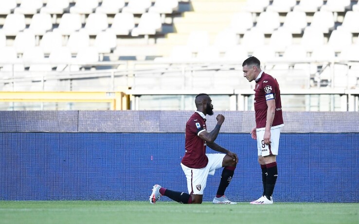 In un sedondo momento, però, si inginocchia proprio di fronte a Belotti